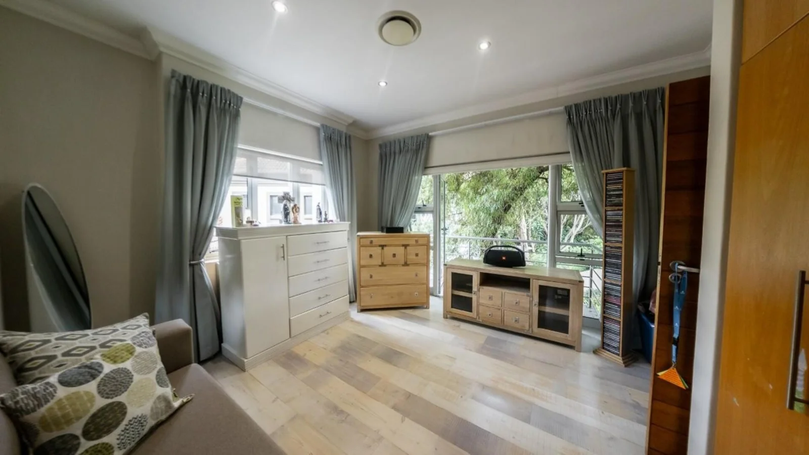 MODERN HOME WITH BESPOKE KITCHEN FOR BUSY FAMILIES<br/>