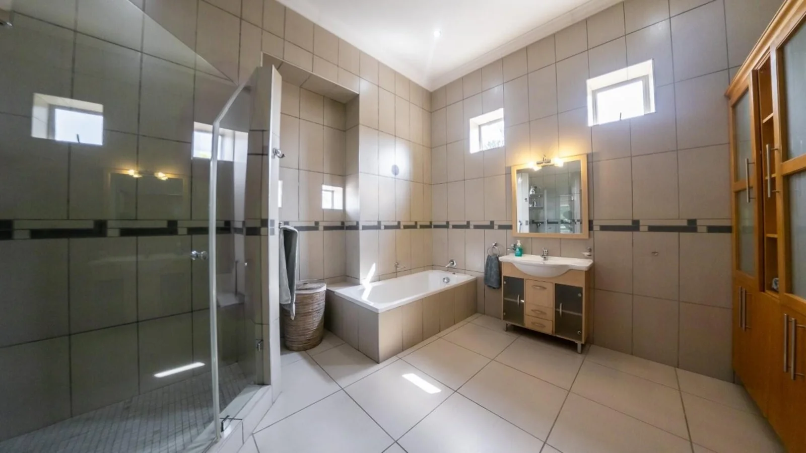 MODERN HOME WITH BESPOKE KITCHEN FOR BUSY FAMILIES<br/>