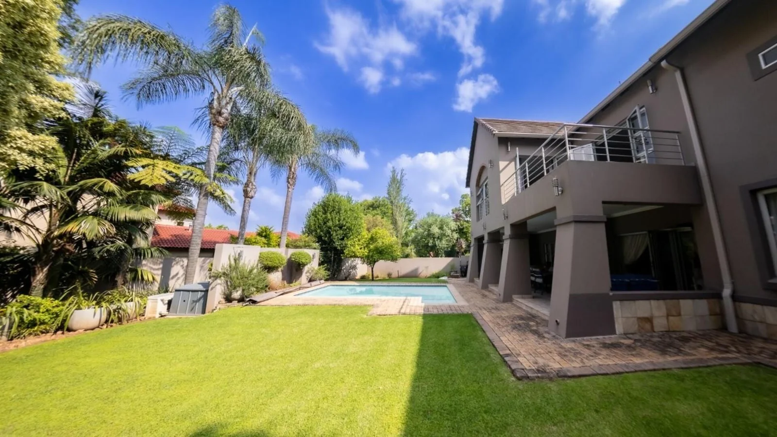 MODERN HOME WITH BESPOKE KITCHEN FOR BUSY FAMILIES<br/>