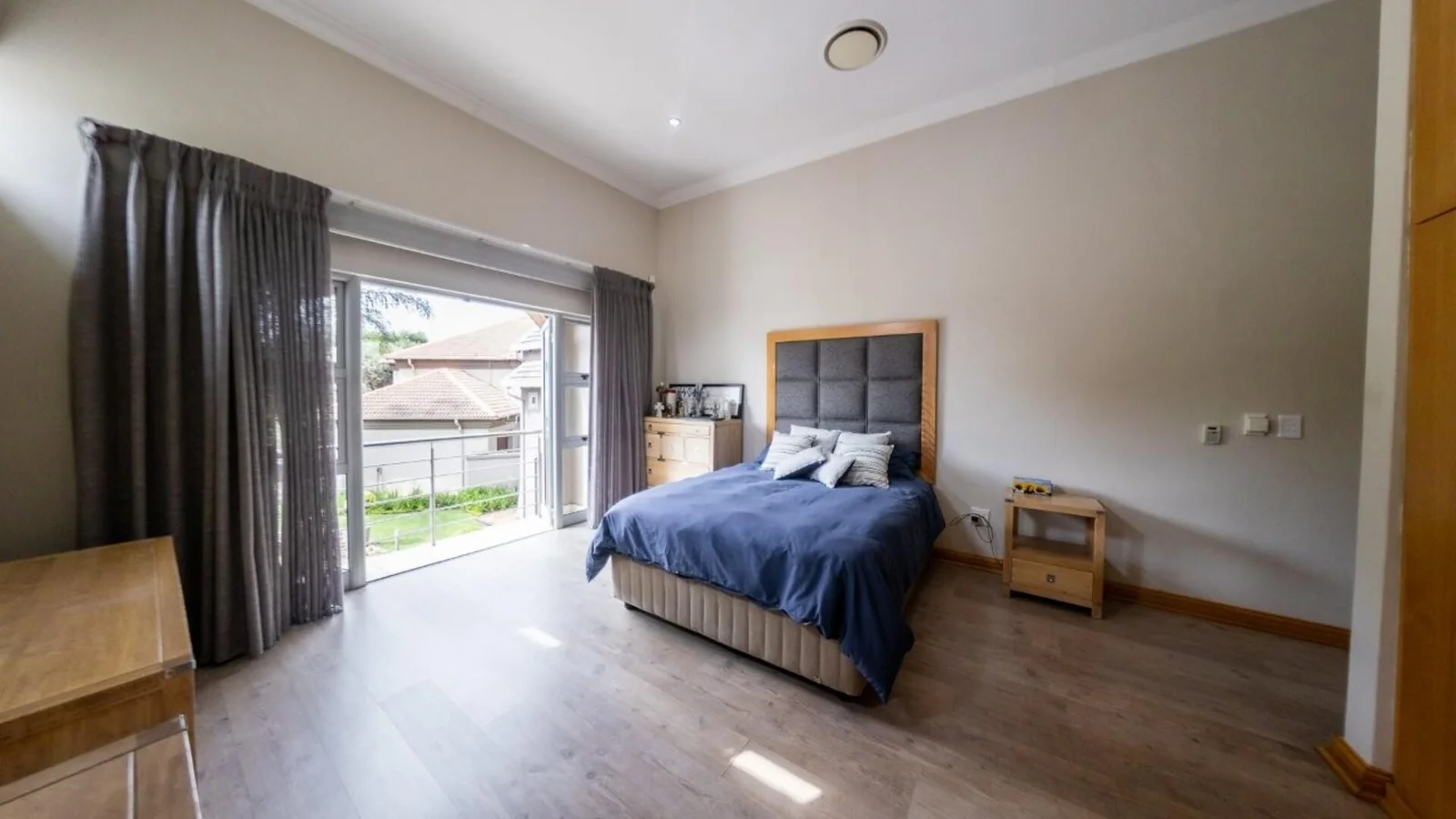 MODERN HOME WITH BESPOKE KITCHEN FOR BUSY FAMILIES<br/>