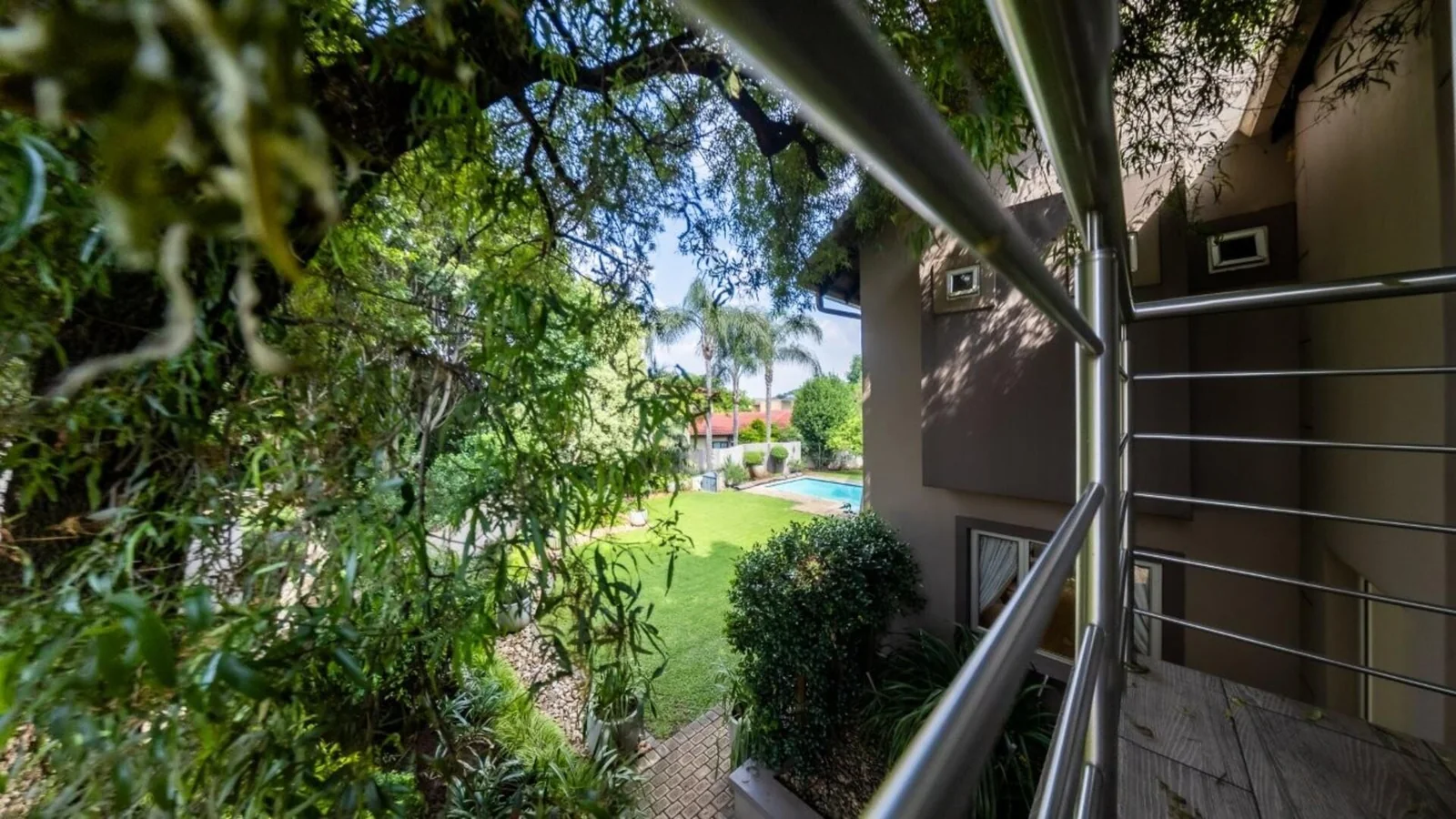 MODERN HOME WITH BESPOKE KITCHEN FOR BUSY FAMILIES<br/>