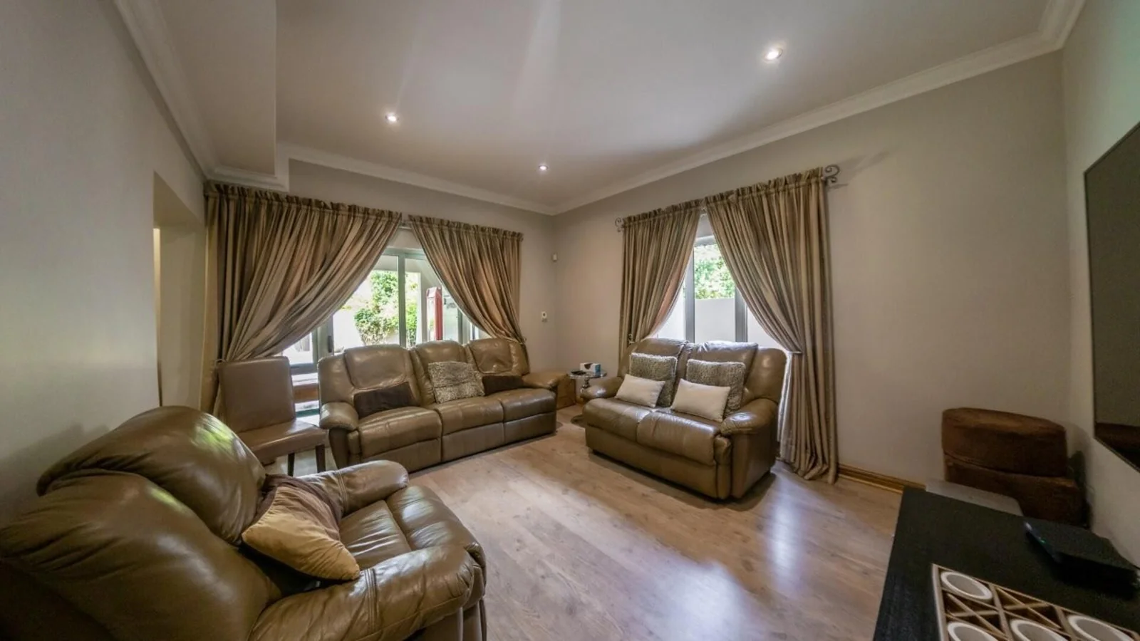 MODERN HOME WITH BESPOKE KITCHEN FOR BUSY FAMILIES<br/>