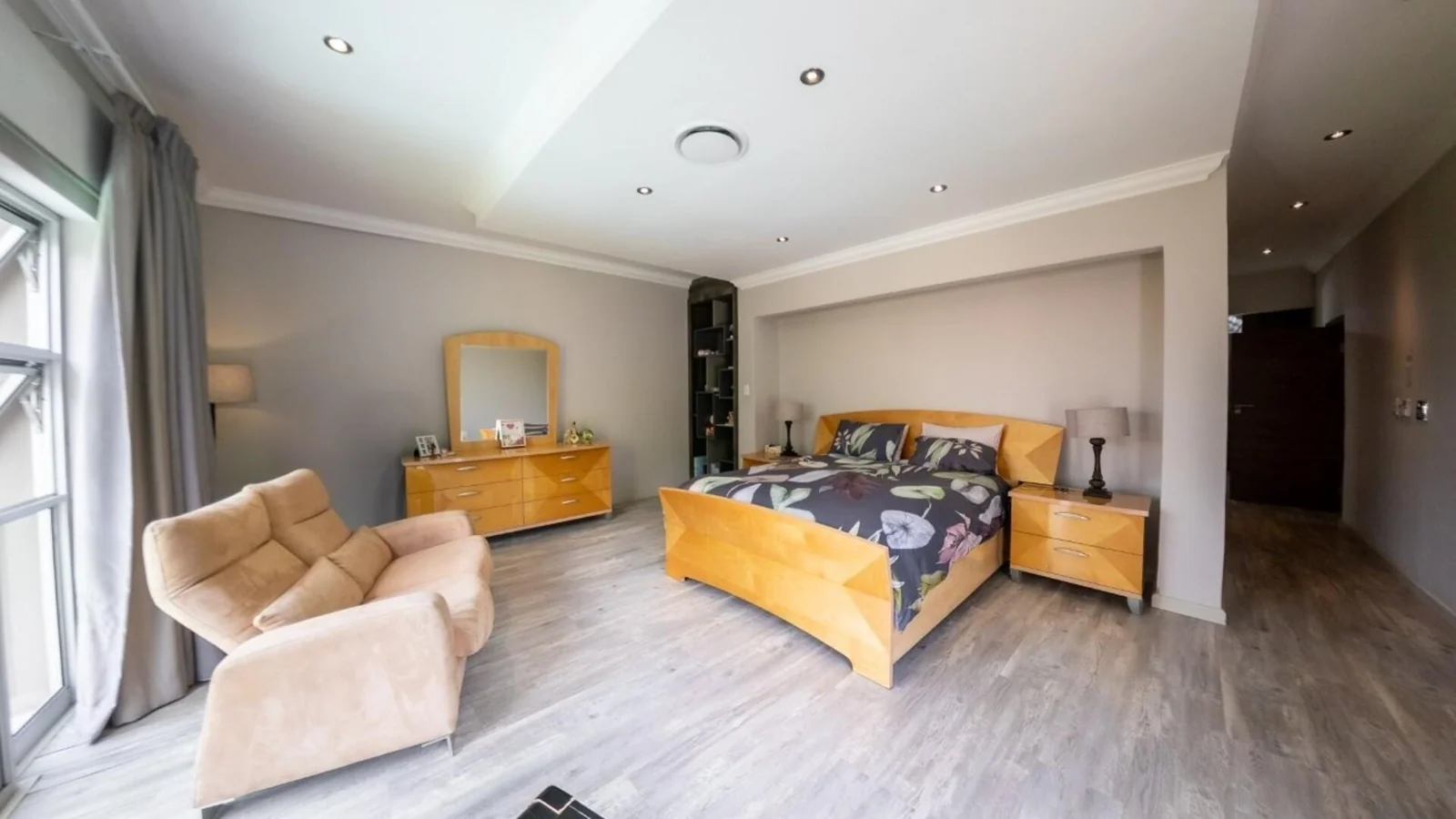 MODERN HOME WITH BESPOKE KITCHEN FOR BUSY FAMILIES<br/>