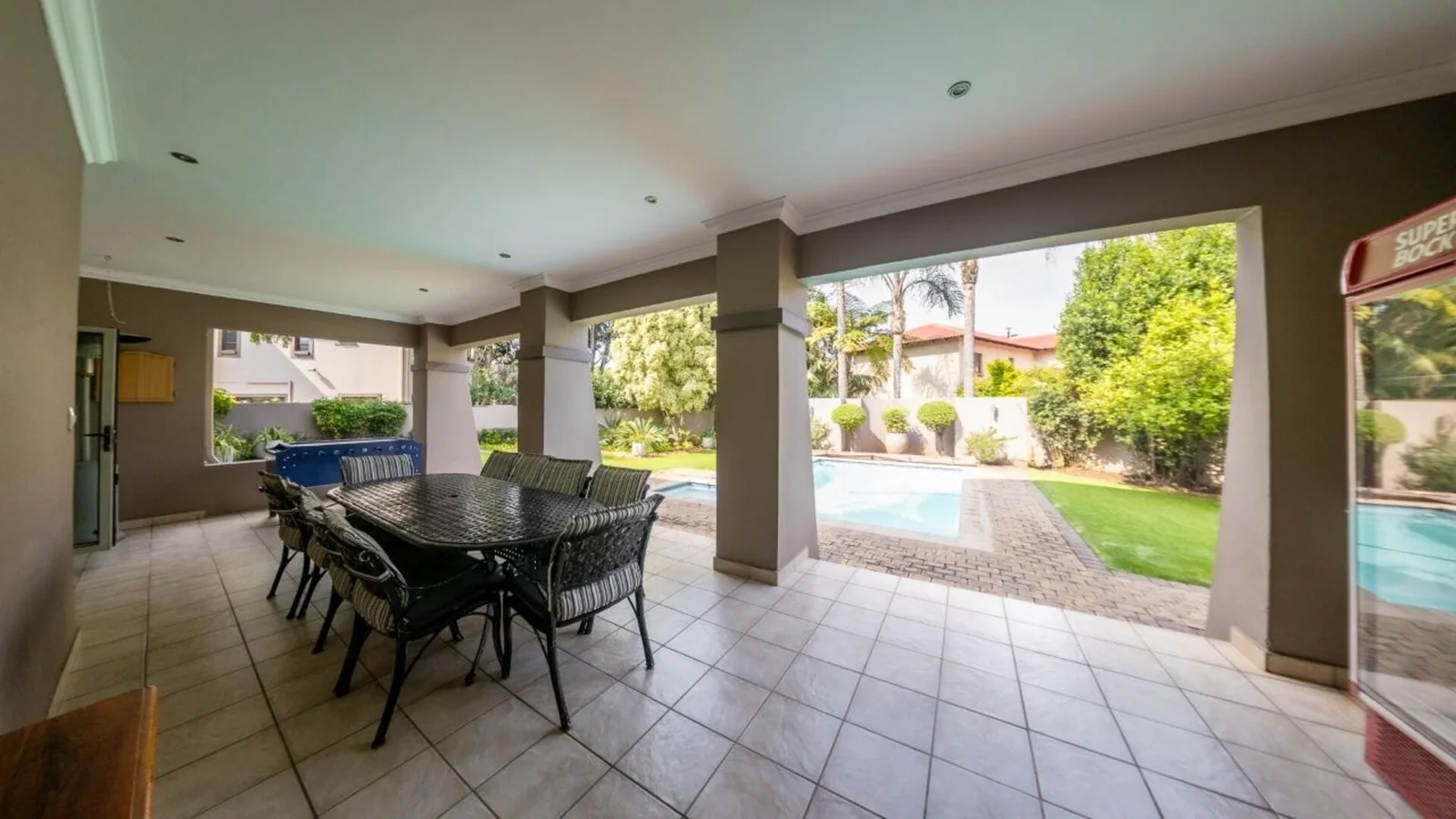 MODERN HOME WITH BESPOKE KITCHEN FOR BUSY FAMILIES<br/>