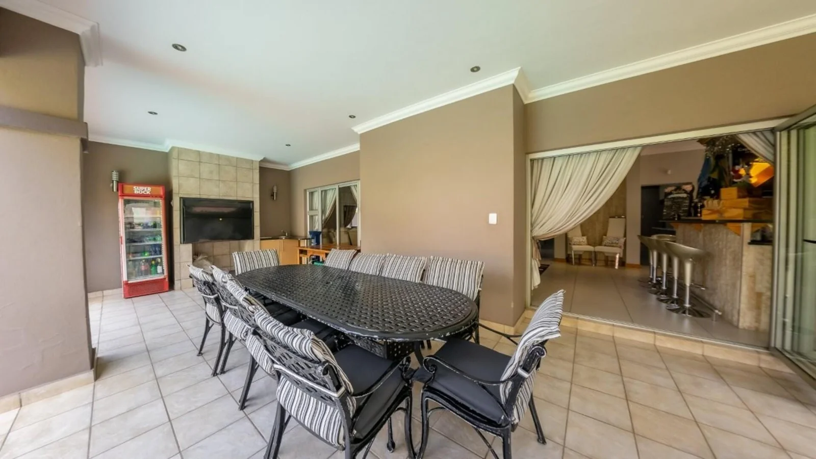 MODERN HOME WITH BESPOKE KITCHEN FOR BUSY FAMILIES<br/>