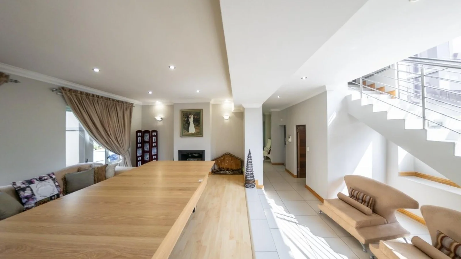 MODERN HOME WITH BESPOKE KITCHEN FOR BUSY FAMILIES<br/>