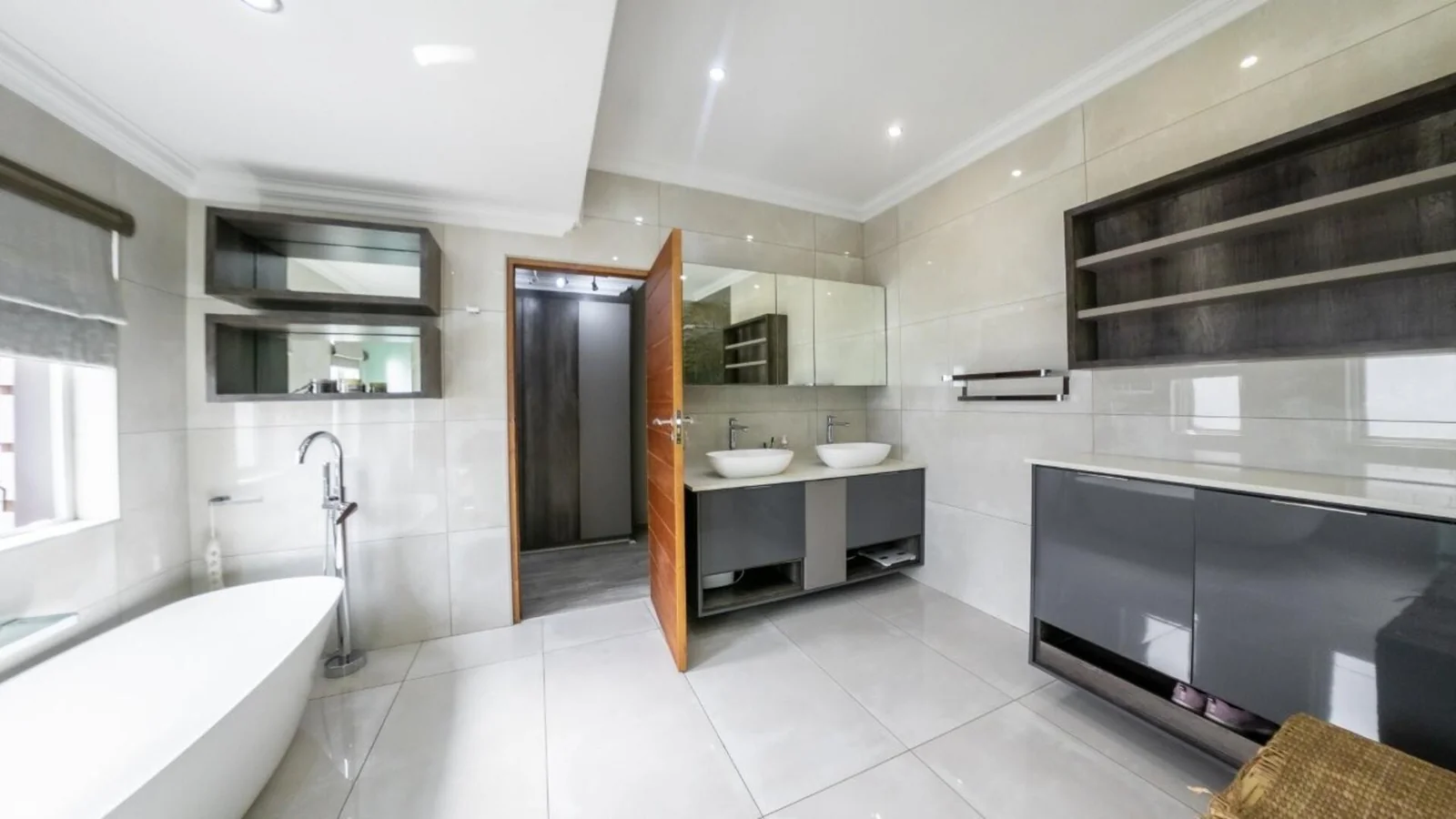 MODERN HOME WITH BESPOKE KITCHEN FOR BUSY FAMILIES<br/>