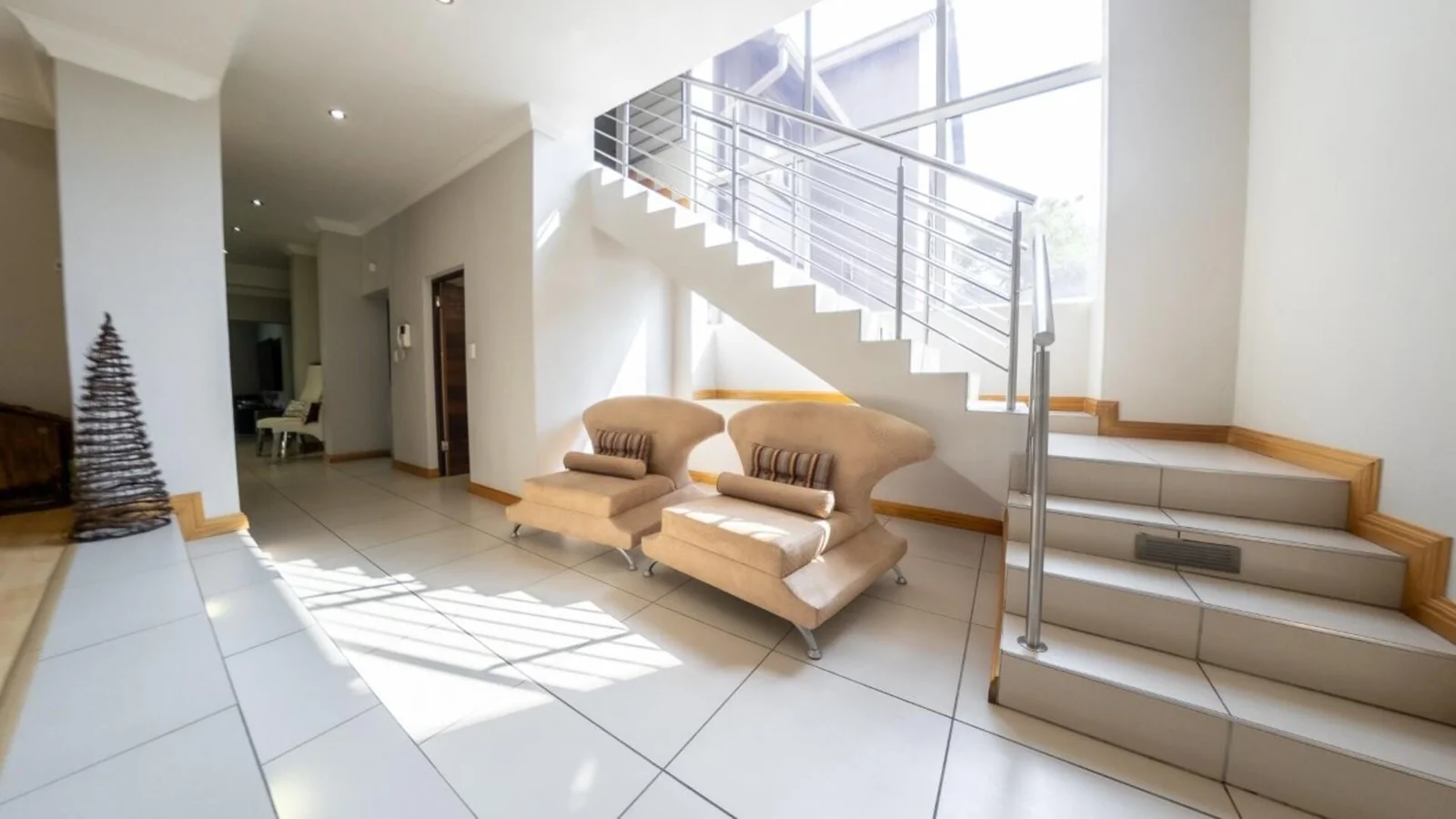 MODERN HOME WITH BESPOKE KITCHEN FOR BUSY FAMILIES<br/>