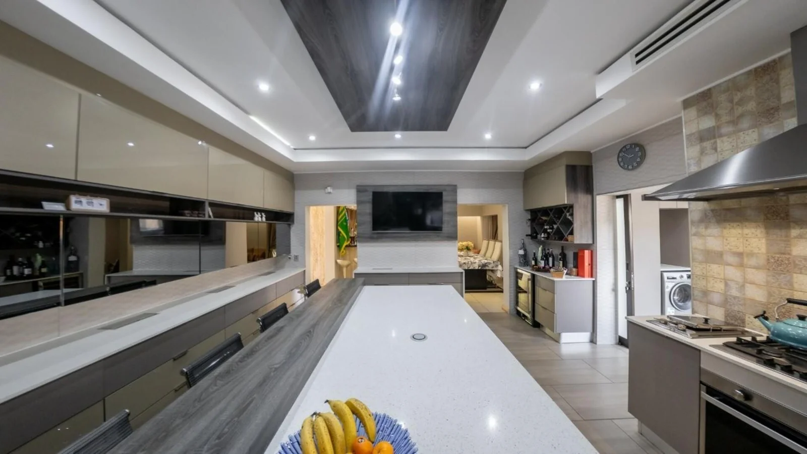 MODERN HOME WITH BESPOKE KITCHEN FOR BUSY FAMILIES<br/>