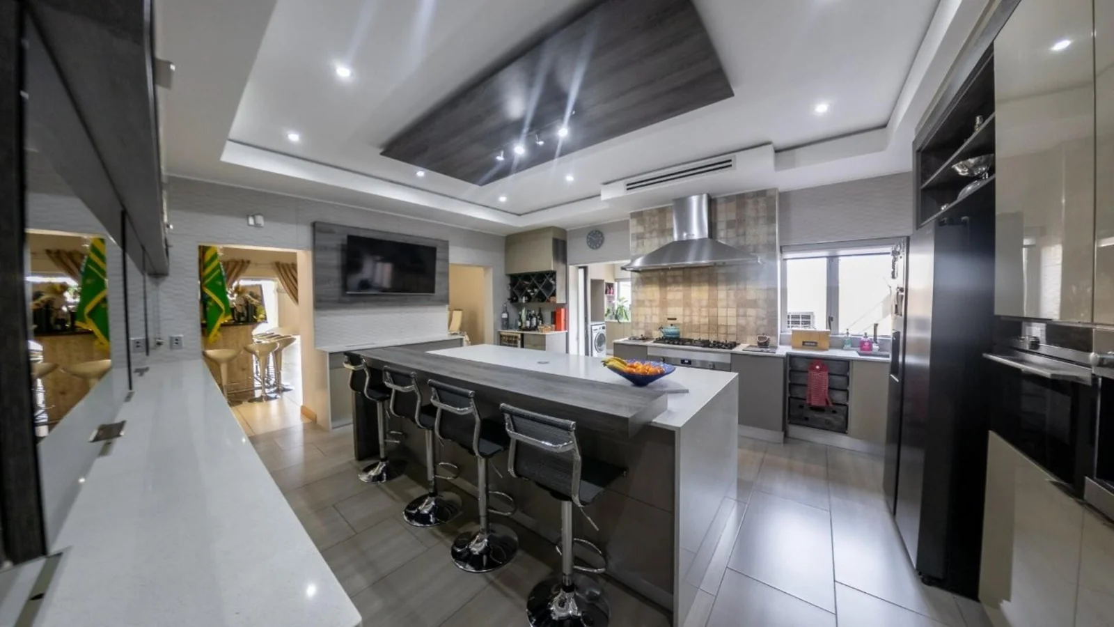 MODERN HOME WITH BESPOKE KITCHEN FOR BUSY FAMILIES<br/>
