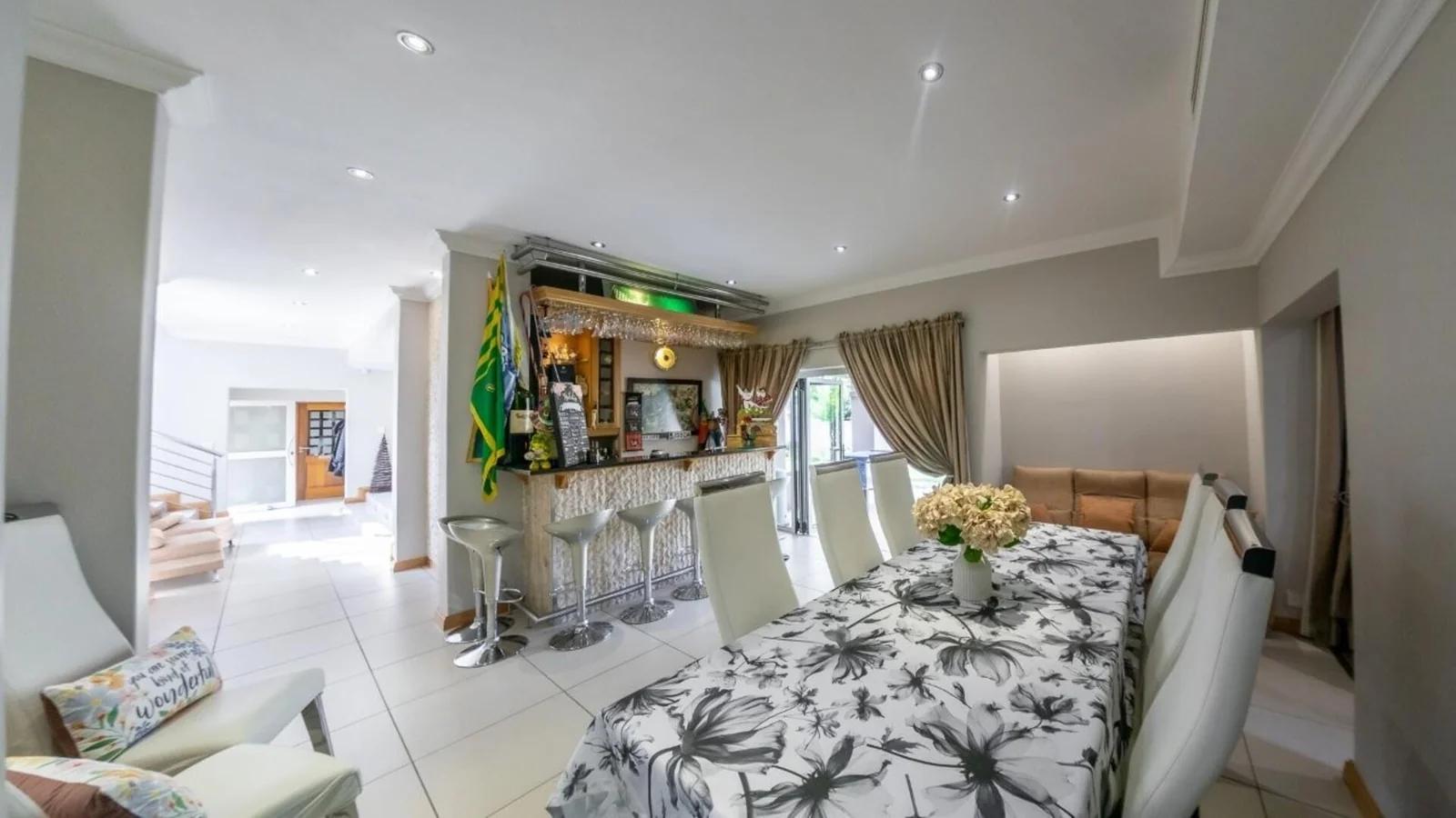 MODERN HOME WITH BESPOKE KITCHEN FOR BUSY FAMILIES<br/>