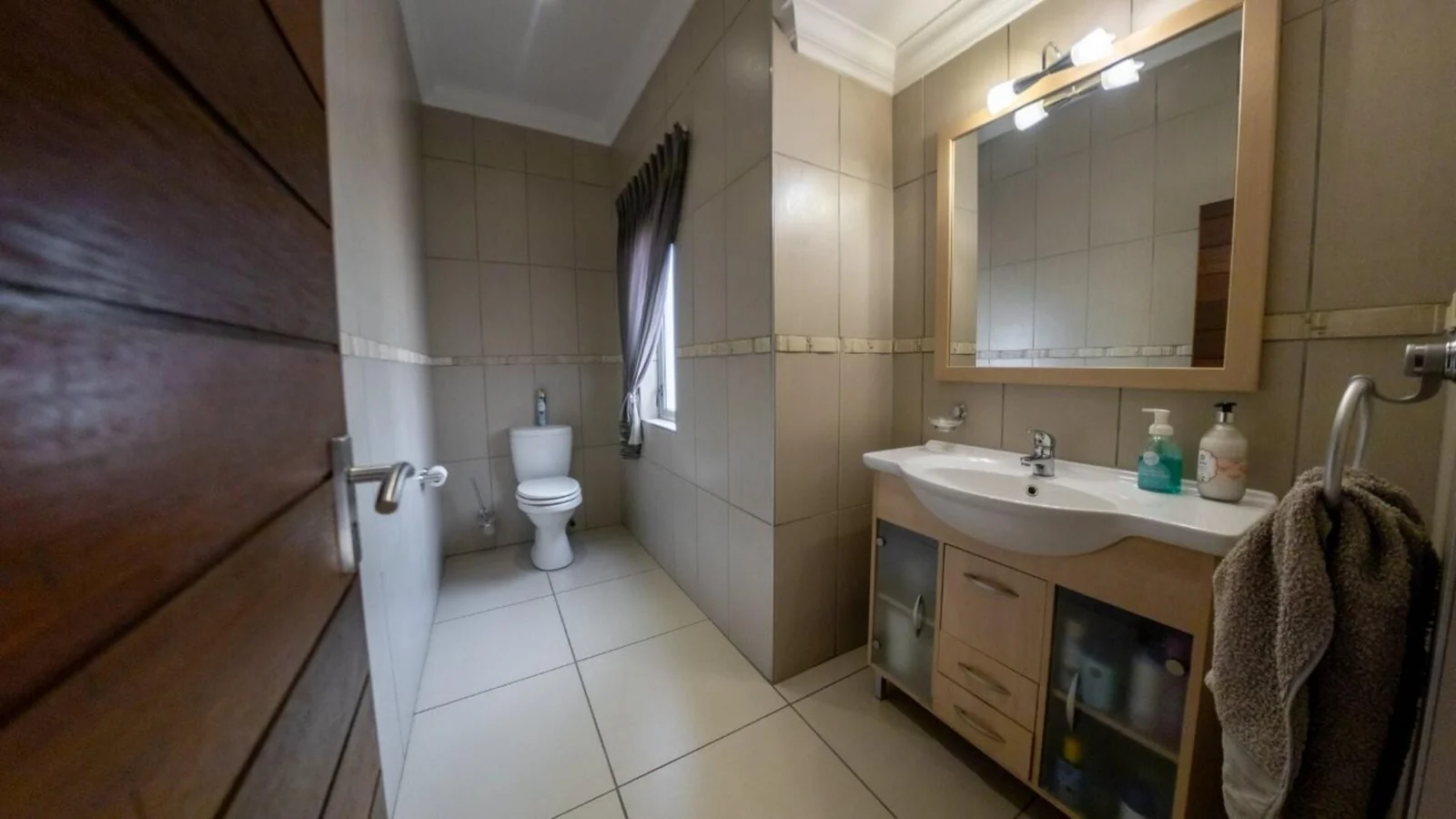 MODERN HOME WITH BESPOKE KITCHEN FOR BUSY FAMILIES<br/>