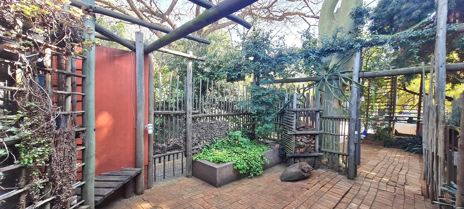 Prime property with ideal location for offices in Menlo Park