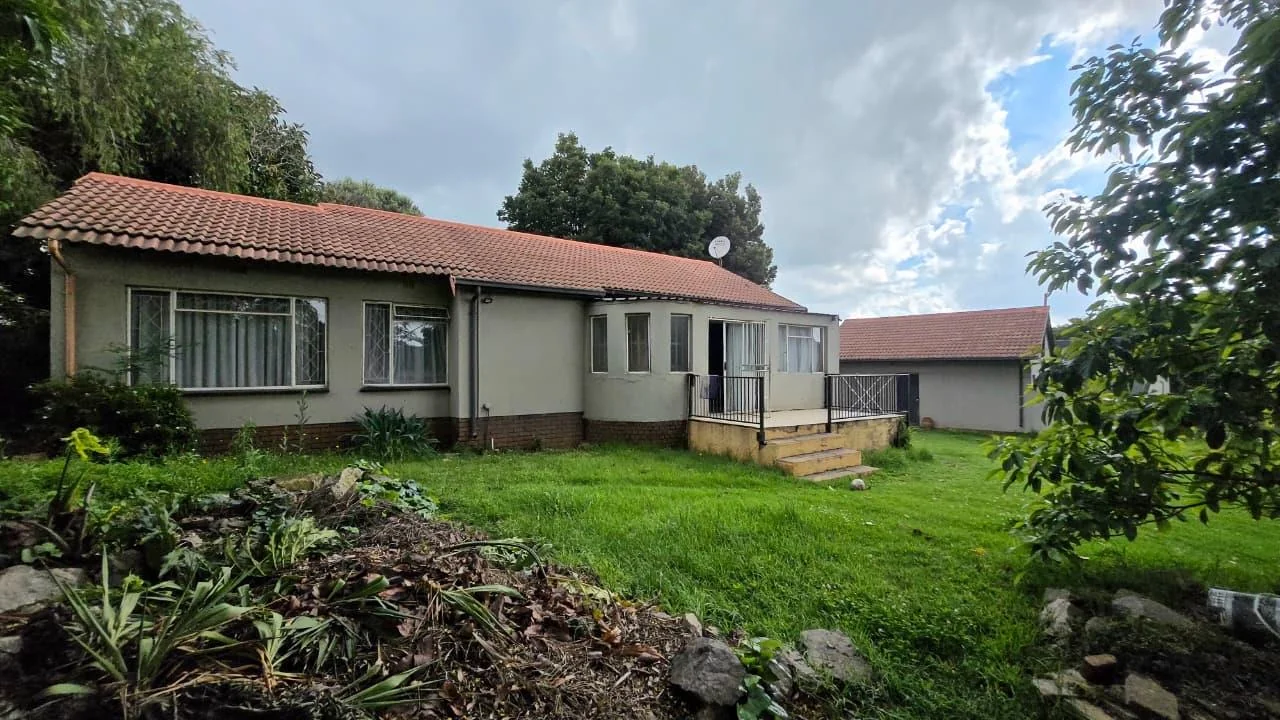 A Peaceful Family Retreat on a Large Stand in Popular Terenure<br/><br/>