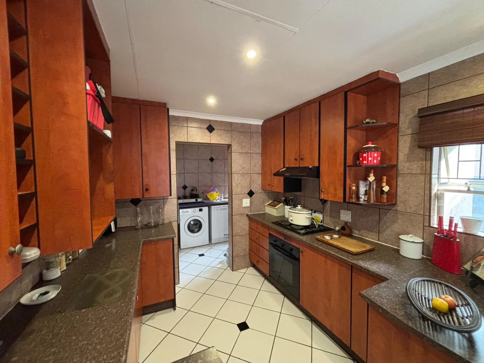 NOT TO BE MISSED .... INSIDE SMALL SECURITY ESTATE.