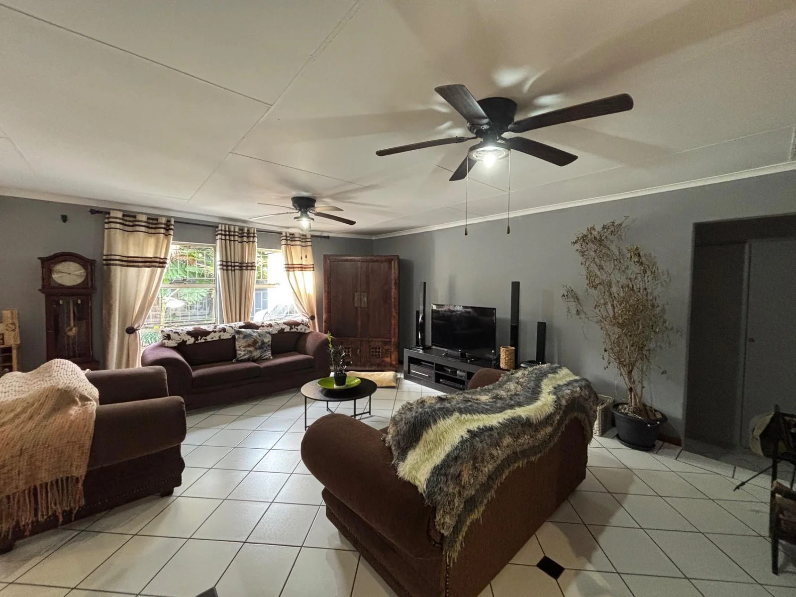 NOT TO BE MISSED .... INSIDE SMALL SECURITY ESTATE.