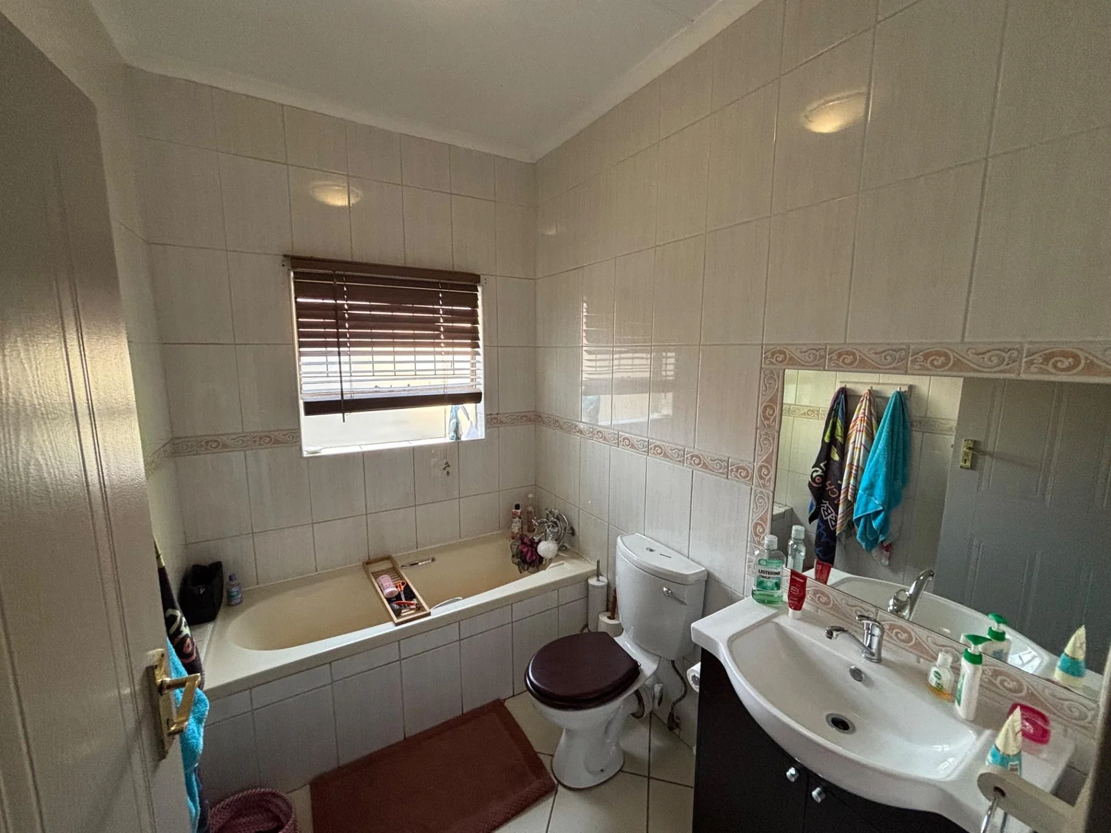 NOT TO BE MISSED .... INSIDE SMALL SECURITY ESTATE.