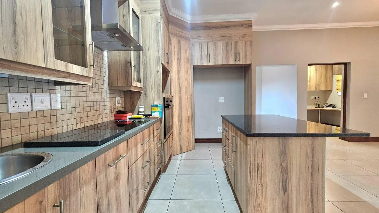 SECTIONAL TITLE 2 BEDROOM UNIT - LOW MAINTENANCE  – GENEROUS IN SIZE – WHEELCHAIR FRIENDLY.