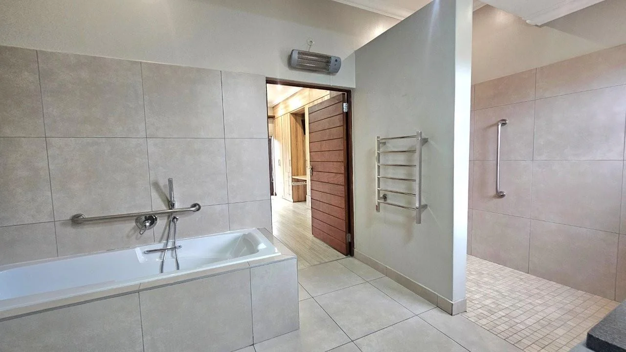 SECTIONAL TITLE 2 BEDROOM UNIT - LOW MAINTENANCE  – GENEROUS IN SIZE – WHEELCHAIR FRIENDLY.