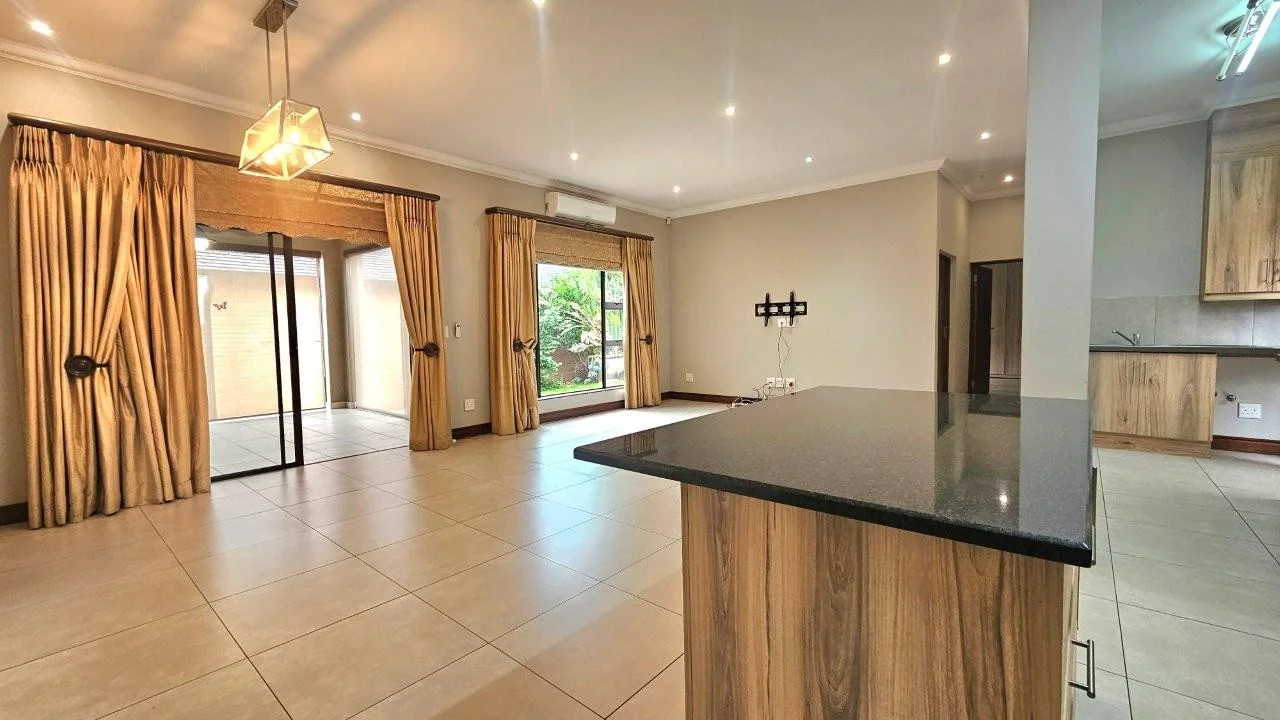 SECTIONAL TITLE 2 BEDROOM UNIT - LOW MAINTENANCE  – GENEROUS IN SIZE – WHEELCHAIR FRIENDLY.