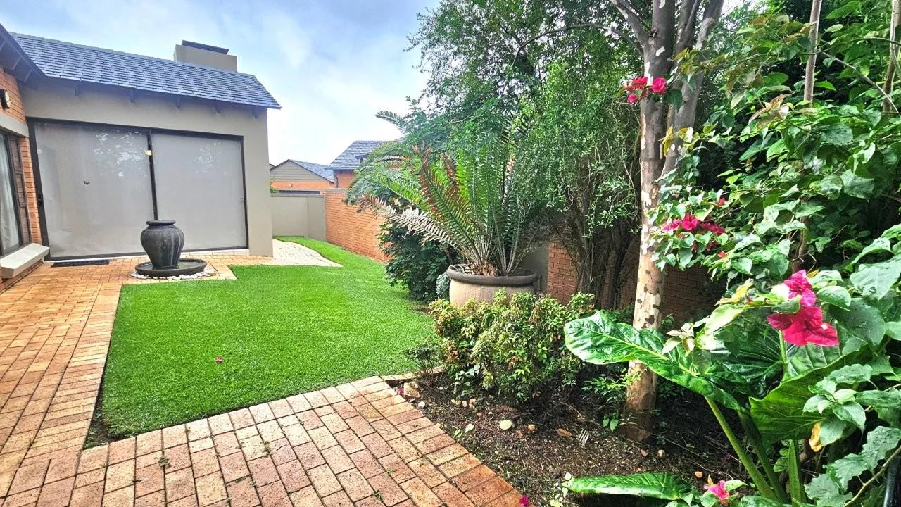 SECTIONAL TITLE 2 BEDROOM UNIT - LOW MAINTENANCE  – GENEROUS IN SIZE – WHEELCHAIR FRIENDLY.