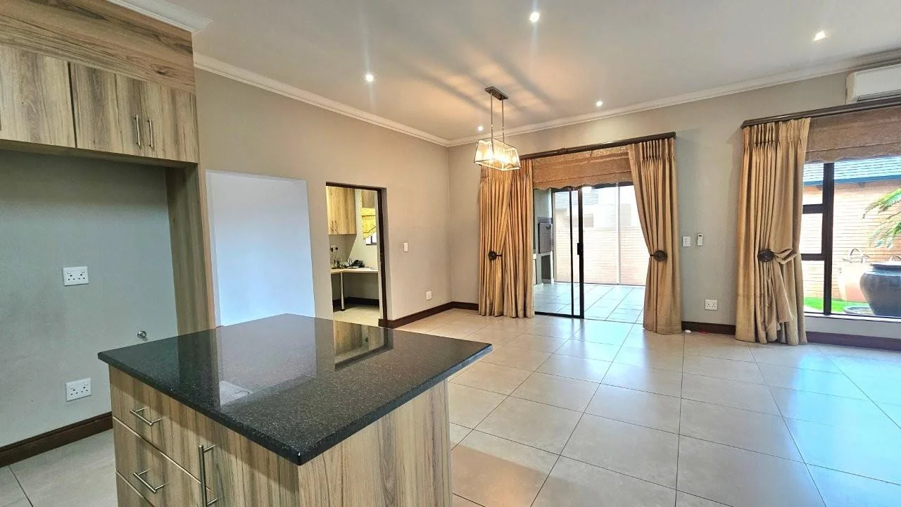 SECTIONAL TITLE 2 BEDROOM UNIT - LOW MAINTENANCE  – GENEROUS IN SIZE – WHEELCHAIR FRIENDLY.