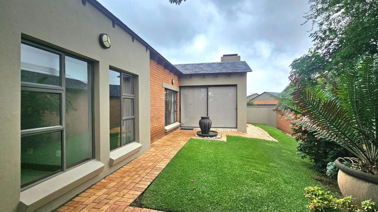 SECTIONAL TITLE 2 BEDROOM UNIT - LOW MAINTENANCE  – GENEROUS IN SIZE – WHEELCHAIR FRIENDLY.