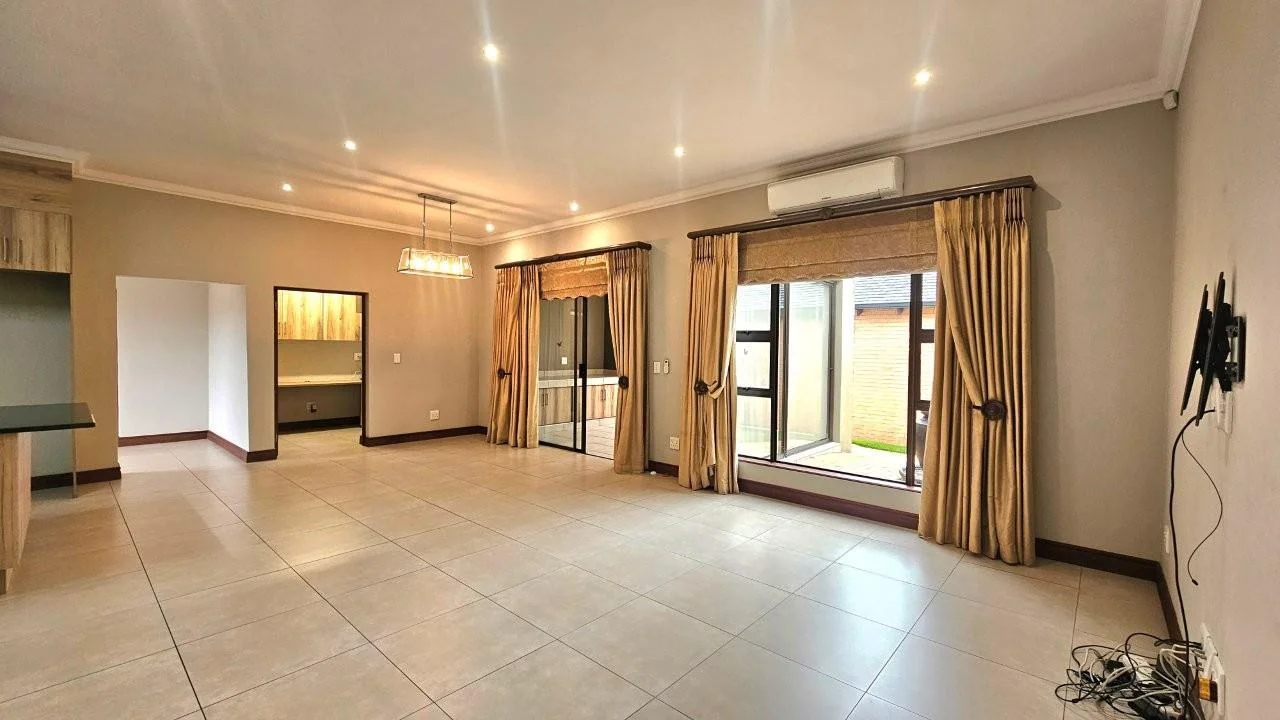 SECTIONAL TITLE 2 BEDROOM UNIT - LOW MAINTENANCE  – GENEROUS IN SIZE – WHEELCHAIR FRIENDLY.