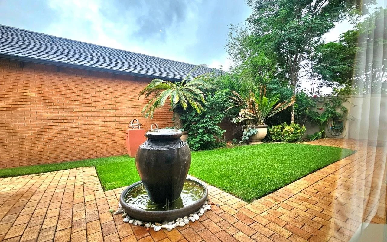 SECTIONAL TITLE 2 BEDROOM UNIT - LOW MAINTENANCE  – GENEROUS IN SIZE – WHEELCHAIR FRIENDLY.