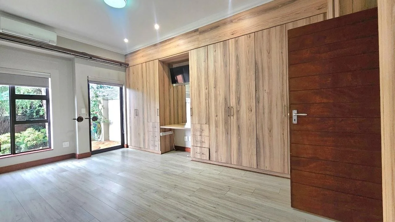 SECTIONAL TITLE 2 BEDROOM UNIT - LOW MAINTENANCE  – GENEROUS IN SIZE – WHEELCHAIR FRIENDLY.