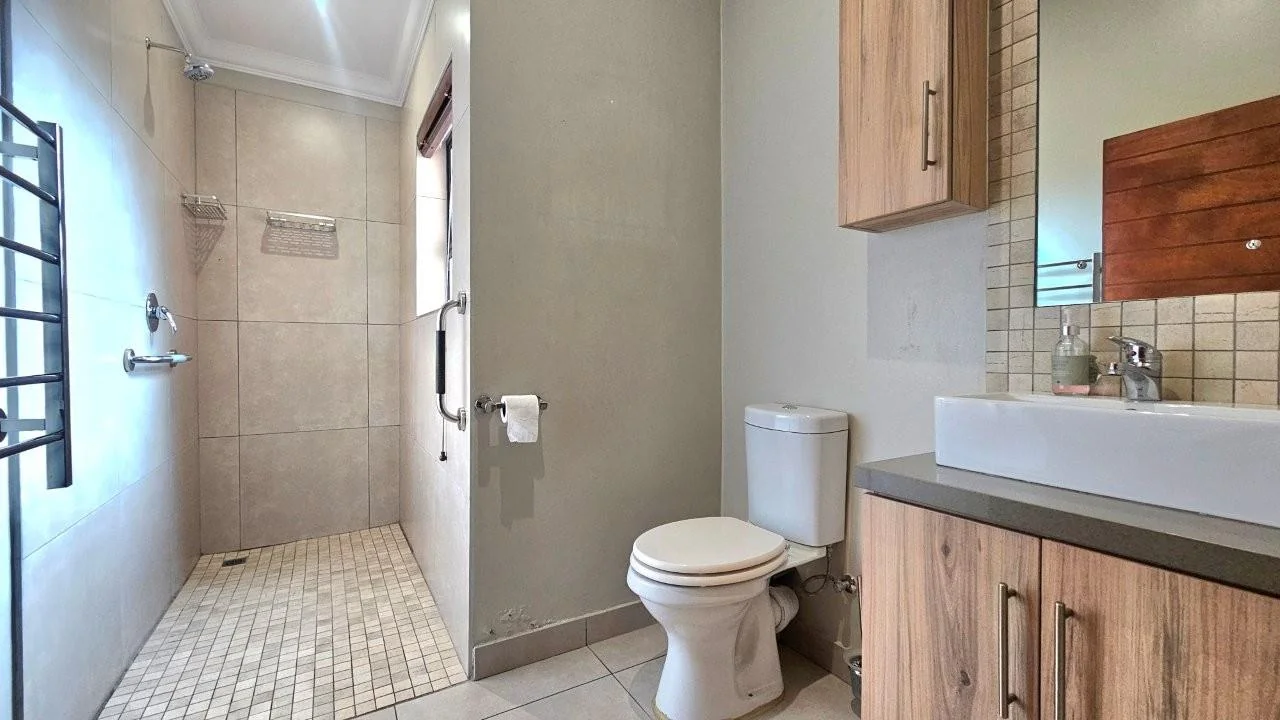 SECTIONAL TITLE 2 BEDROOM UNIT - LOW MAINTENANCE  – GENEROUS IN SIZE – WHEELCHAIR FRIENDLY.