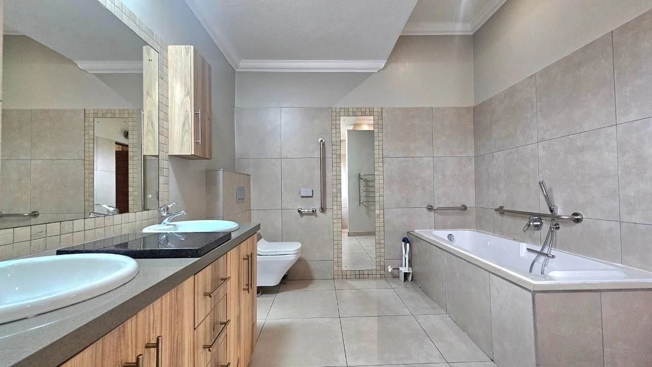 SECTIONAL TITLE 2 BEDROOM UNIT - LOW MAINTENANCE  – GENEROUS IN SIZE – WHEELCHAIR FRIENDLY.