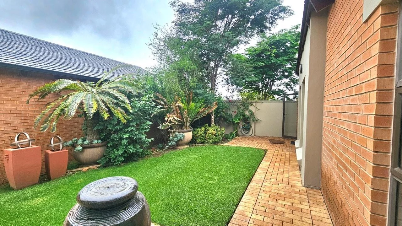 SECTIONAL TITLE 2 BEDROOM UNIT - LOW MAINTENANCE  – GENEROUS IN SIZE – WHEELCHAIR FRIENDLY.