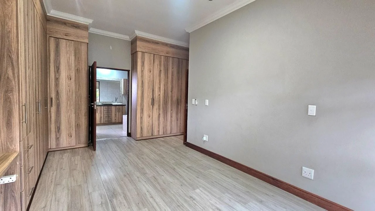 SECTIONAL TITLE 2 BEDROOM UNIT - LOW MAINTENANCE  – GENEROUS IN SIZE – WHEELCHAIR FRIENDLY.