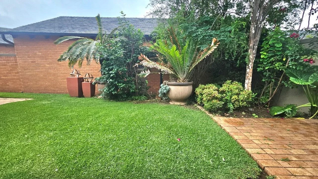 SECTIONAL TITLE 2 BEDROOM UNIT - LOW MAINTENANCE  – GENEROUS IN SIZE – WHEELCHAIR FRIENDLY.