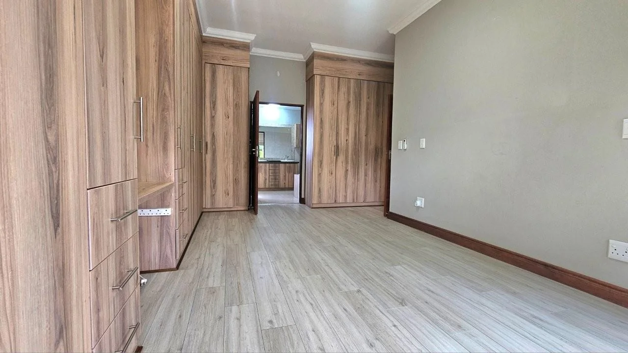 SECTIONAL TITLE 2 BEDROOM UNIT - LOW MAINTENANCE  – GENEROUS IN SIZE – WHEELCHAIR FRIENDLY.