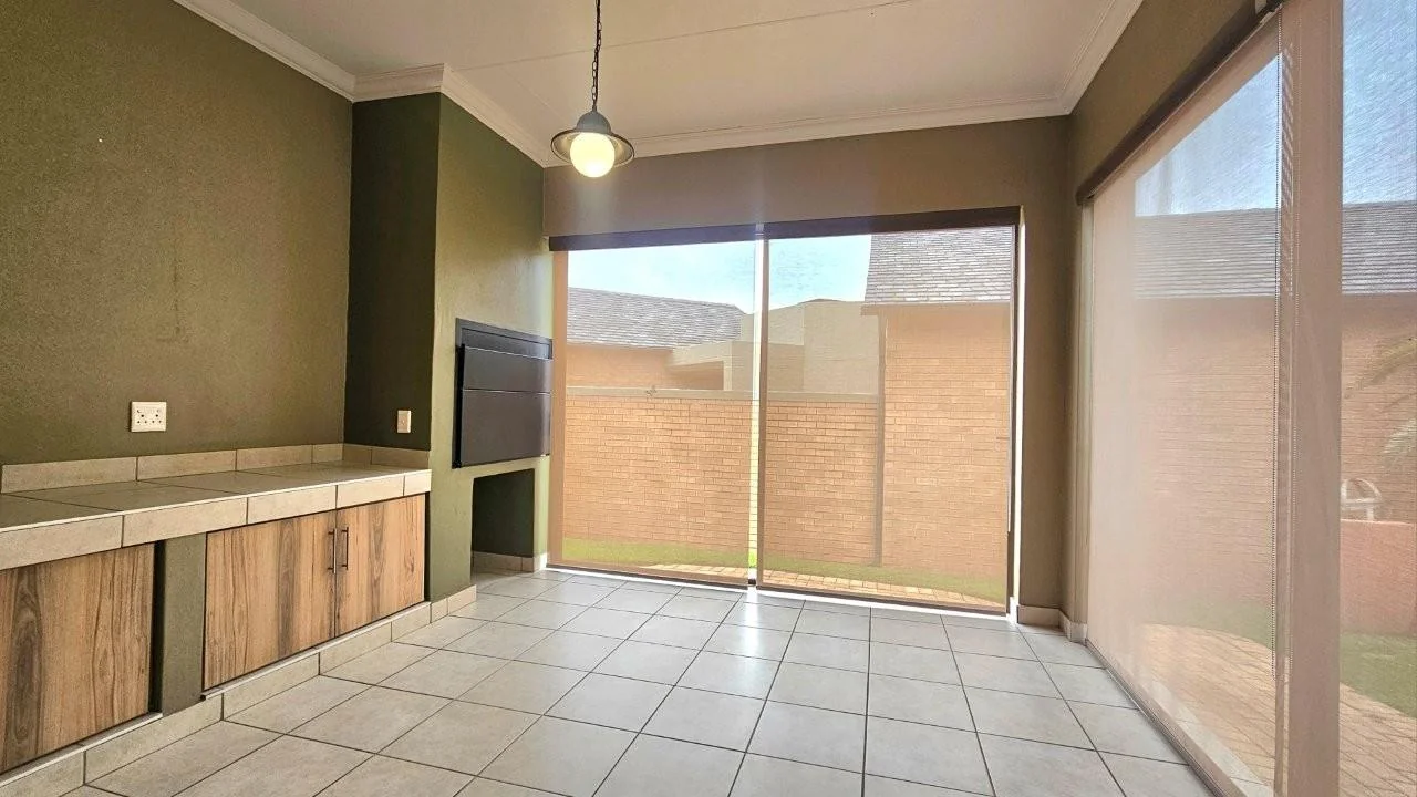 SECTIONAL TITLE 2 BEDROOM UNIT - LOW MAINTENANCE  – GENEROUS IN SIZE – WHEELCHAIR FRIENDLY.