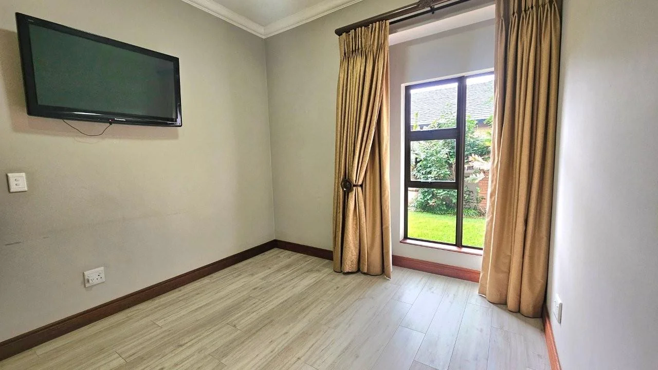 SECTIONAL TITLE 2 BEDROOM UNIT - LOW MAINTENANCE  – GENEROUS IN SIZE – WHEELCHAIR FRIENDLY.