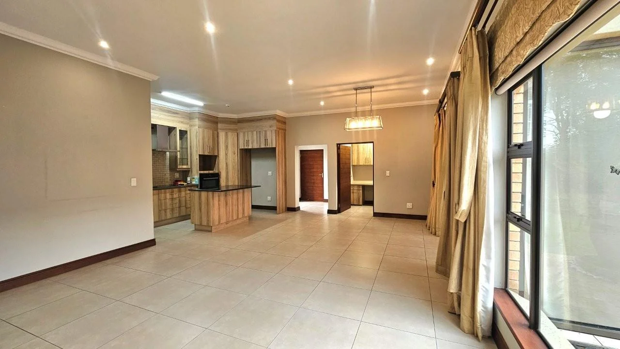 SECTIONAL TITLE 2 BEDROOM UNIT - LOW MAINTENANCE  – GENEROUS IN SIZE – WHEELCHAIR FRIENDLY.