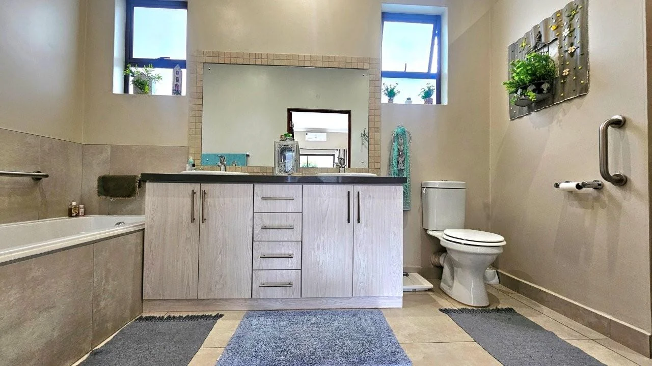 SUNNY   2 BEDROOM SECTIONAL TITLE UNIT  with LANDSCAPED GARDEN – RETIRE@MIDSTREAM X 55