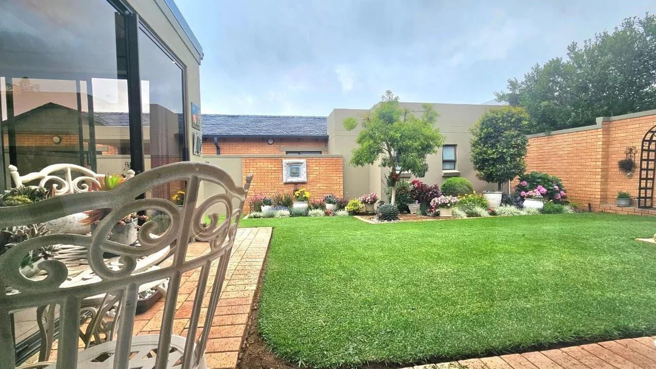 SUNNY   2 BEDROOM SECTIONAL TITLE UNIT  with LANDSCAPED GARDEN – RETIRE@MIDSTREAM X 55