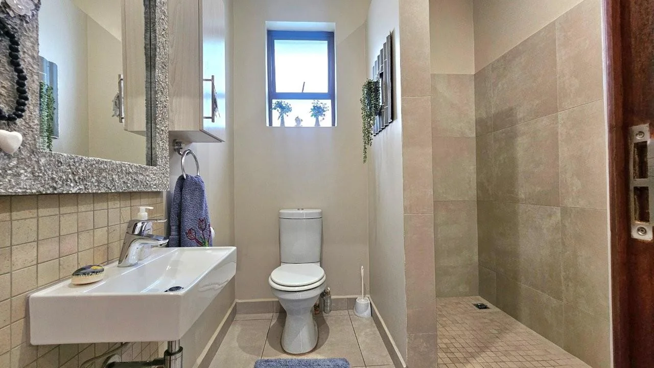 SUNNY   2 BEDROOM SECTIONAL TITLE UNIT  with LANDSCAPED GARDEN – RETIRE@MIDSTREAM X 55