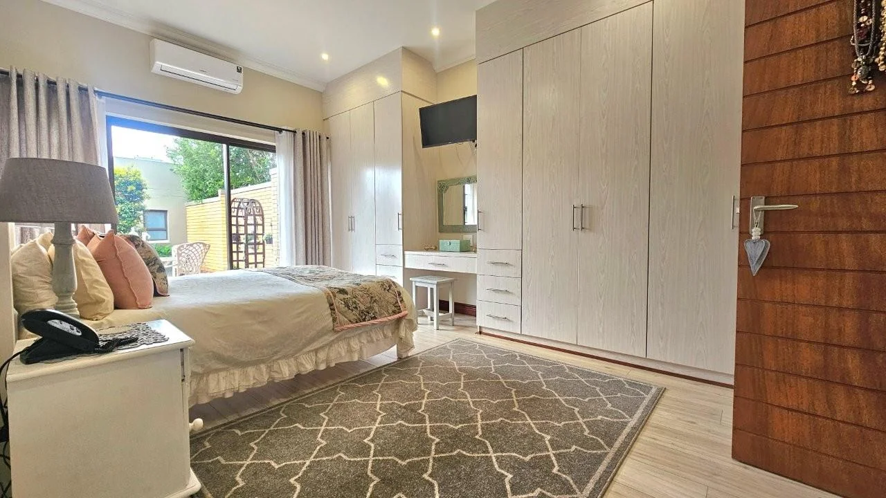 SUNNY   2 BEDROOM SECTIONAL TITLE UNIT  with LANDSCAPED GARDEN – RETIRE@MIDSTREAM X 55