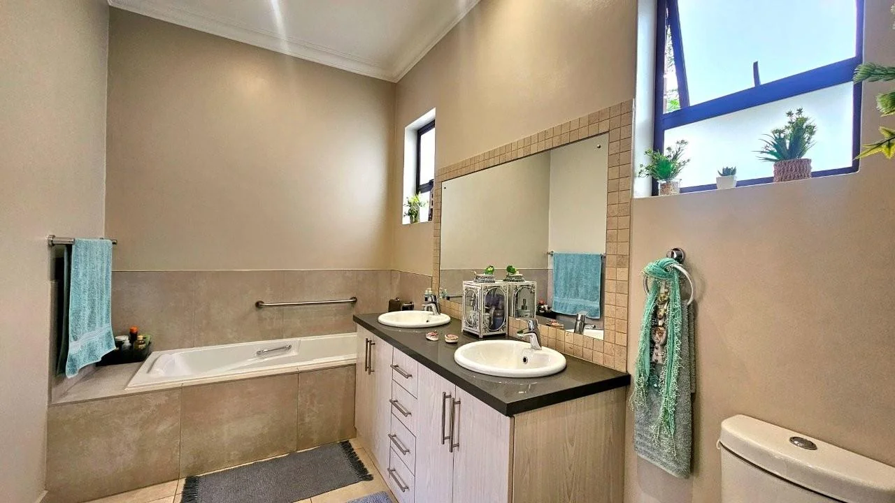 SUNNY   2 BEDROOM SECTIONAL TITLE UNIT  with LANDSCAPED GARDEN – RETIRE@MIDSTREAM X 55