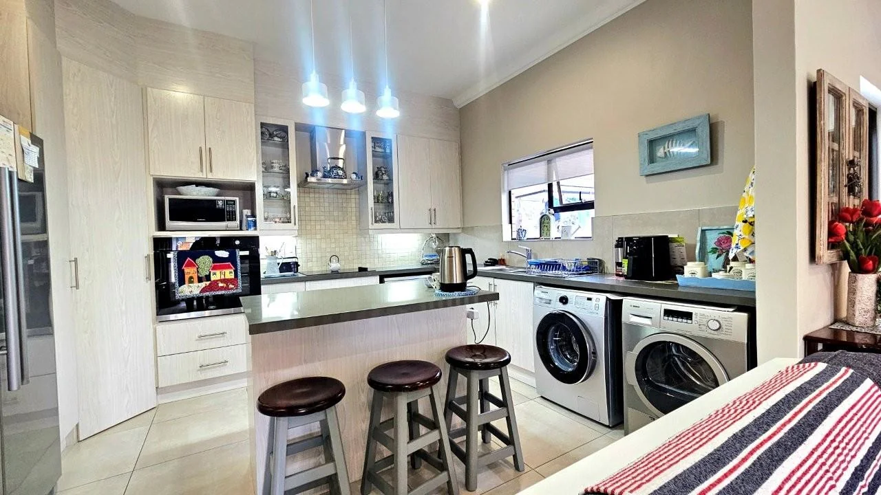 SUNNY   2 BEDROOM SECTIONAL TITLE UNIT  with LANDSCAPED GARDEN – RETIRE@MIDSTREAM X 55