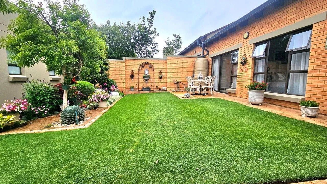 SUNNY   2 BEDROOM SECTIONAL TITLE UNIT  with LANDSCAPED GARDEN – RETIRE@MIDSTREAM X 55