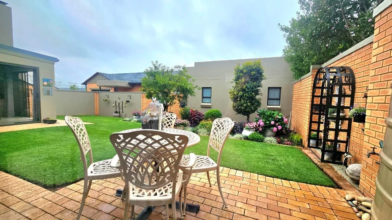SUNNY   2 BEDROOM SECTIONAL TITLE UNIT  with LANDSCAPED GARDEN – RETIRE@MIDSTREAM X 55