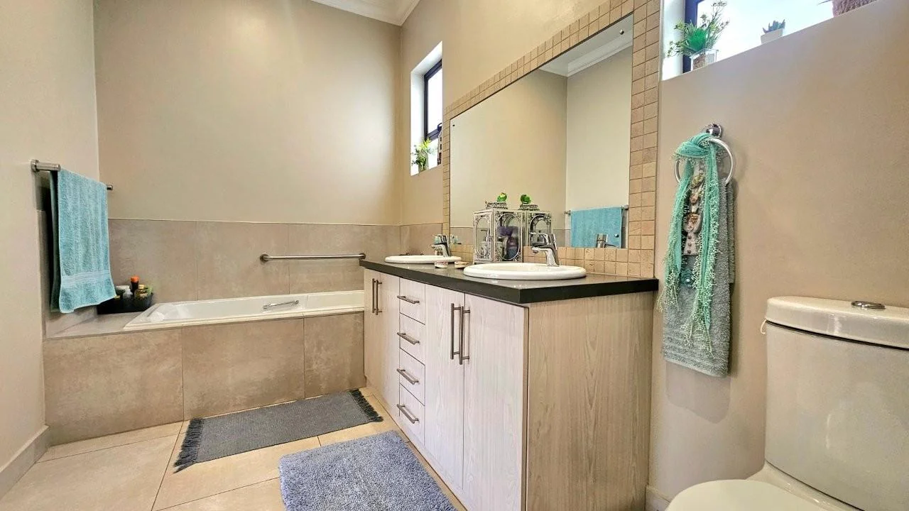 SUNNY   2 BEDROOM SECTIONAL TITLE UNIT  with LANDSCAPED GARDEN – RETIRE@MIDSTREAM X 55