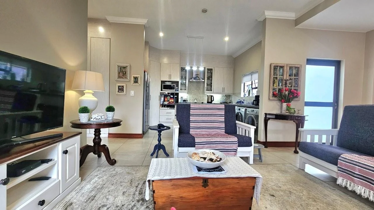 SUNNY   2 BEDROOM SECTIONAL TITLE UNIT  with LANDSCAPED GARDEN – RETIRE@MIDSTREAM X 55