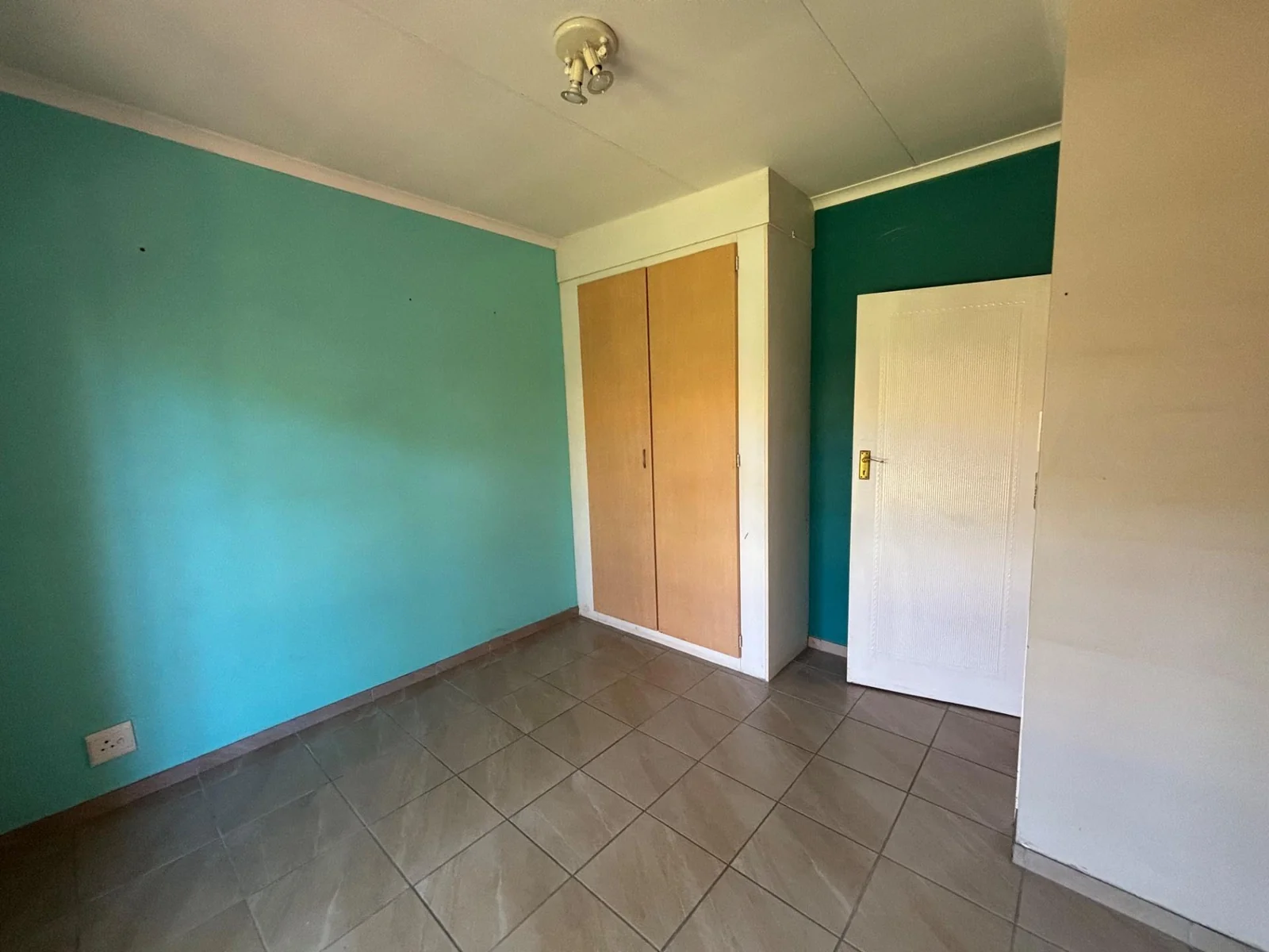 NEW LISTING ..... SIMPLEX INSIDE STUNNING COMPLEX!